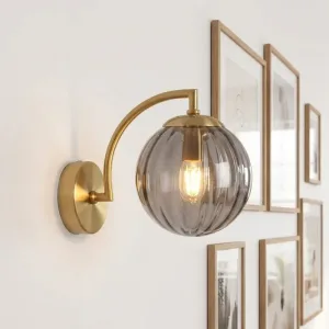 Minimalistische glazen wandlamp met LED-licht en arm