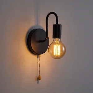 Industriële ijzeren wandlamp in retrostijl met trekschakelaar