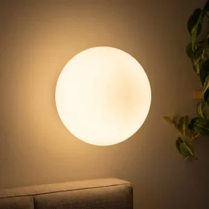 Minimalistische ronde wandlamp van matglas met warmwitte LED