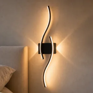 Moderne minimalistische gebogen ijzeren strip wandlamp verstelbare LED-lamp