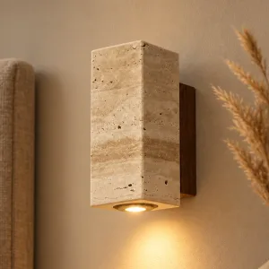 Moderne warmwitte travertijn wandlamp voor aan de muur naast het bed met ledverlichting